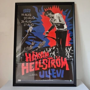 Håkan Hellström - Affisch, 50x70cm - Håkan Hellström - Ullevi 2022 affisch, 50x70cm  Använd men i bra skick! - Lite vikt på sina ställen, som att den tryckts ihop när den är ihoprullad  Skickas i tjock papprulle!