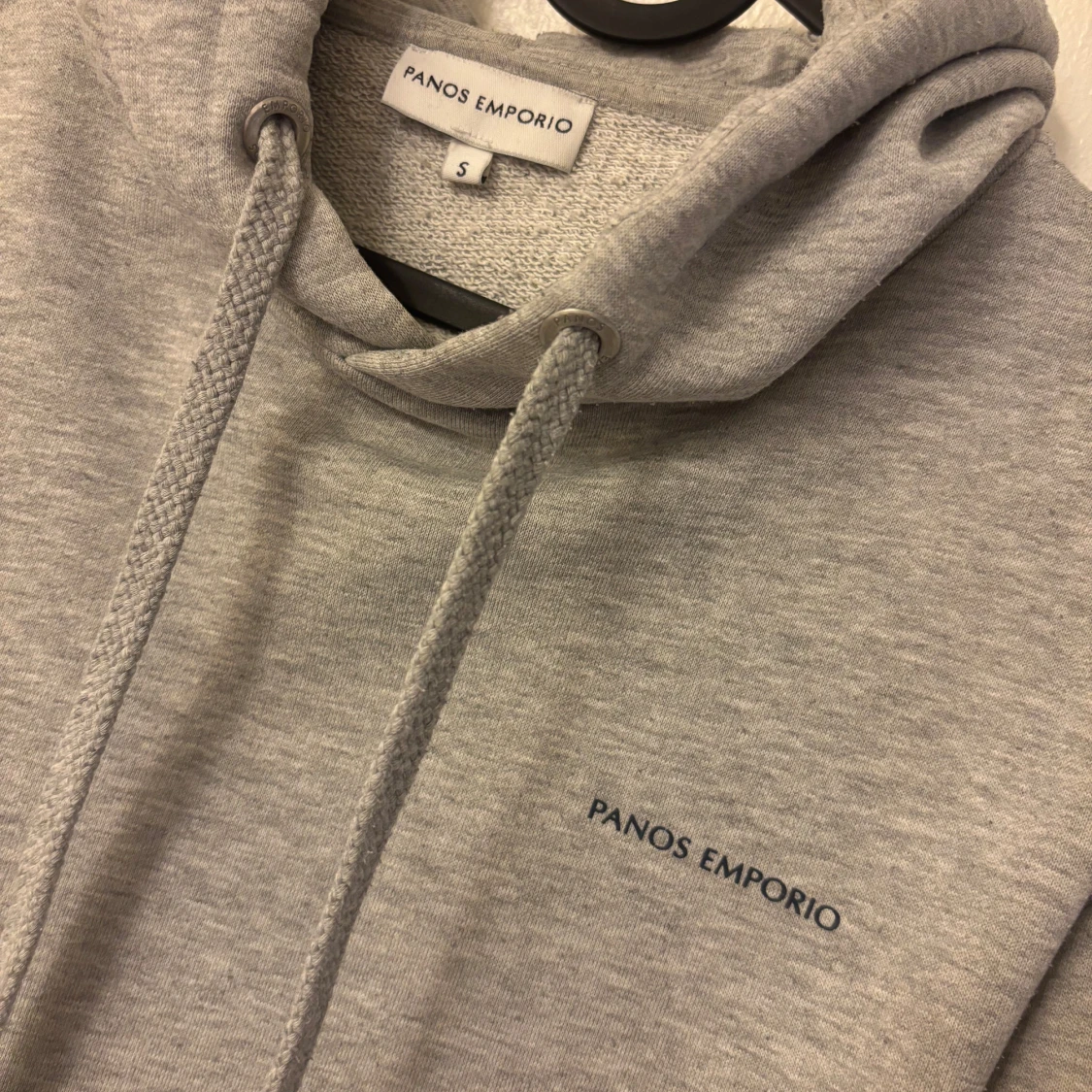 Grå hoodie från Panos Emporio - 1