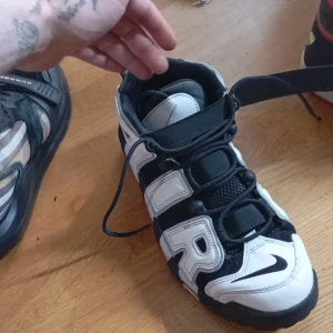 Nike Air More Uptempo 96 Cobalt Bliss - Dessa är riktigt nice önskar att de var i min size.. men men de ligger mellan 500 till 2k beroende på skick och dessa är perffa