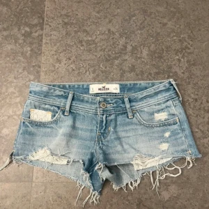 Hollister lågmidjade jeans shorts - Säljer ett par lågmidjade shorts från hollister i storlek 34. De är i väldigt bra skick och har inga defekter. Hör av er vid frågor! 💕