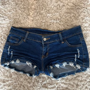 Mörkblå jeansshorts - Snygga mörkblå jeansshorts från Paige