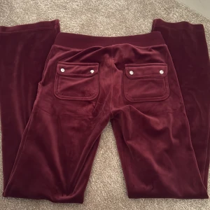 Vinröda velourbyxor Juicy Couture XS - Säljer mina vinröda juicy byxor, vablig passform aka straight. Inga defekter som nya använda super duper sparsamt❣️