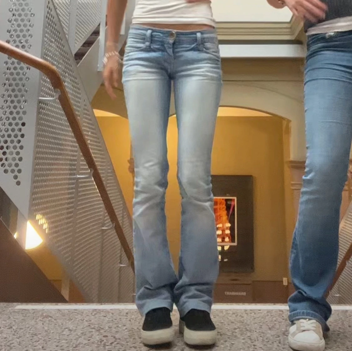 Ljusblå bootcut jeans med broderade fickor - 2