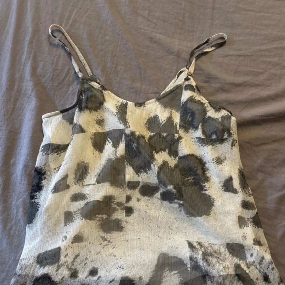 Svartvit linnetopp med leopardmönster