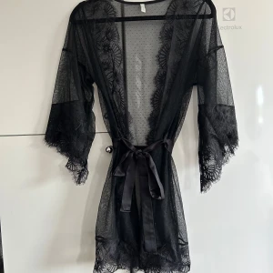 Intimissimi spets kimono - Oanvänd spets kimono morgonrock från Intimissimi. Storlek XS