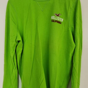 Hollister långärmad t-shirt  - Oanvänd långärmad t-shirt med Hollister California tryck på bröstet. Lite tjockare än vanligt t-shirt.  Xl, men upplevs som liten i storleken.
