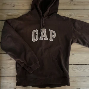 Brun hoodie från GAP med logga - Säljs i väldigt bra skick!