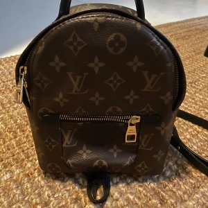 Snygg ryggsäck - Snygg söt liten ryggsäck, riktigt snygg att bära crossbody eller på ryggen.