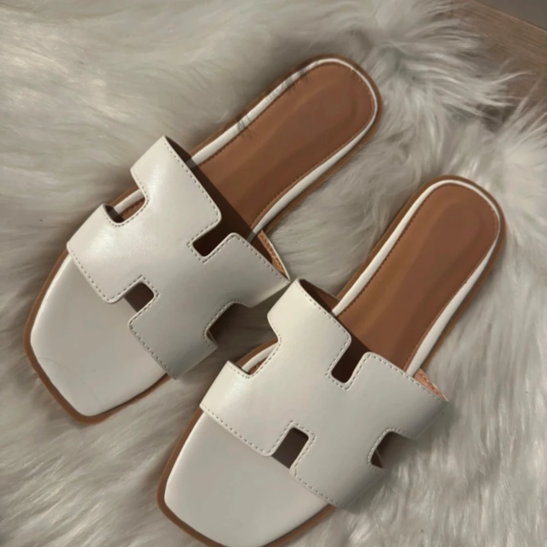 Vita sandaler med fyrkantig tå