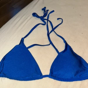 Bikini - En jättesnygg bikini från Shein som tyvärr är för stor för mig pga att jag köpte fel storlek därav aldrig blivit använd. Den skimrar lite i tyget vilket man kan se på bilden. Storlek M.