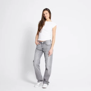 Gråa lågmidjade jeans  - Säljer ett par gråa jeans med rak passform från lager 157 i storlek s då dom inte kommer till användning längre. Använd ett fåtal gånger och nyköpt för 400kr💕passar för mig som är 170cm