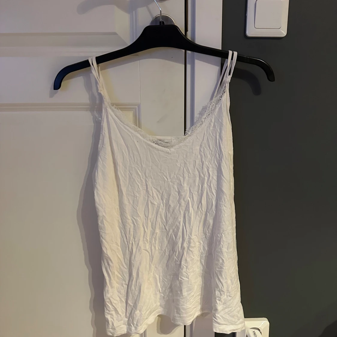 Vit linnetopp med spets från 157 Angelology