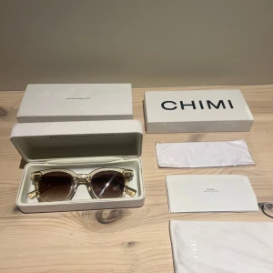 Chimi-02 - Säljer dessa Chimi-02 (Ecru). Väldigt sparsamt använda. Alla tillbehör följer med! Skriv vid frågor eller funderingar 📩