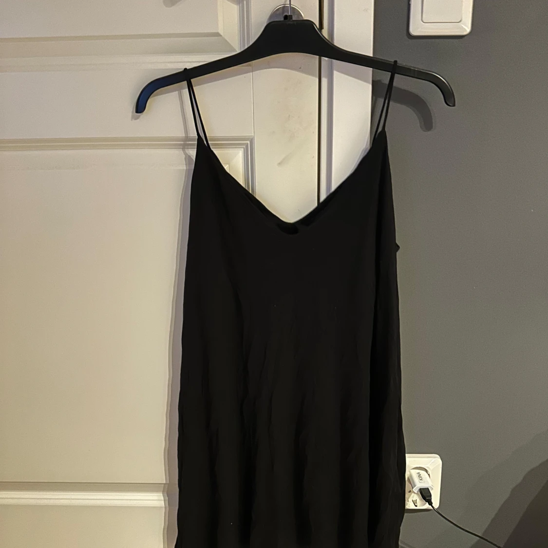 Svart kort klänning med smala axelband - 1