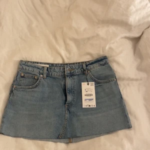 Ljusblå jeanskjol - Ljusblå jeanskjol från Zara med prislapp. Storlek: S/36. Kommer inte komma till användning. Pris kan diskuteras. Kan mötas upp i Västerås. 