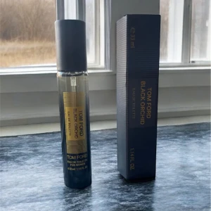 Tom Ford Black Orchid EdT 33ml - Tom Ford Black Orchid för kvinnor, 33 ml. Flaskan är cylinderformad i glas med svart kork och guldig etikett. Medföljer originalförpackning i svart med gulddetaljer. En lyxig och ikonisk doft som sticker ut.