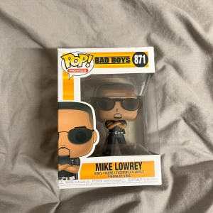 Funko POP! - Mike Lowrey  - Funko POP! figur - Mike Lowrey - till salu! Denna "collectible" är en samlarfigur från Movies "Bad Boys"-serien. Köpt på Hemmakväll för 450kr. Oöppnad! Special EMP edition. Hör av er om ni undrar något 🥰