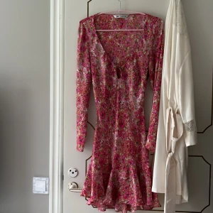 Blommig klänning från Zara - Jätte fin, nästan aldrig använd. Har en liknande så den kommer inte till användning särskilt ofta! Hör av er vid frågor❤️