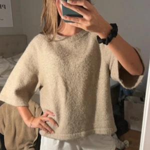 Stickad trekvartsärmad tröja  - Mysig beige stickad tröja med trekvartsärmar. Den är i storlek xs och märket är peppercorn! Den är i bra skick, skriv om ni funderar över nått!❤️