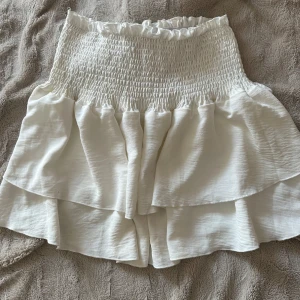 Volang kjol - Säljer en vit volang kjol som knappast är använd då jag ej tycker att det är min stil!💞💞