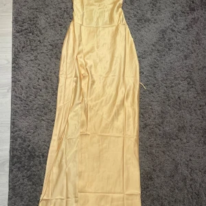Gul maxi klänning - MISHA MAXI DRESS - LEMON från Babyboo Fashion i storlek M, den var för stor för mig men jättefin annars! Helt oanvänd och med lappen kvar! Sista två bilderna är från Babyboos egna hemsida!