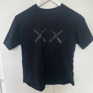 KAWS T-shirt - Ett Uniqlo släpp med KAWS och Andy Warhol. Tröjan är en av mina favoriter, men behöver säljas pga alldeles för liten storlek (XS). Skriv för mer frågor!