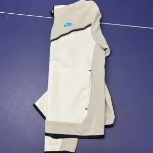Nike tech fleece  - Använd 1 gång, säljer den pga att jag inte använder den längre, vill du ha mer information är det bara att höra av sig☺️