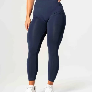 Mörkblå seamless leggings från Relode - Snygga mörkblå seamless leggings från Relode med hög midja och tight passform. Väldigt stretchigt syntetmaterial som sitter skönt och formar sig efter kroppen. I storlek xxs men skulle passa xs med. Skriv för bilder