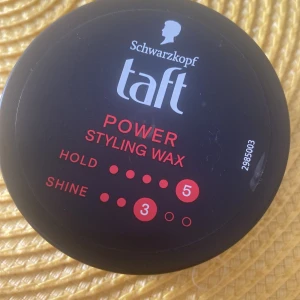 Schwarzkopf Taft Power Styling Wax - Schwarzkopf Taft Power Styling Wax ger stark stadga (hold 5) och medelglans (shine 3). Vaxet kommer i en svart rund burk med röd och vit text. Perfekt för att skapa snygga frisyrer som håller hela dagen.