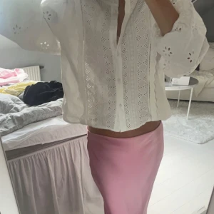 Ljusrosa satinkjol och blus  - Säljer både denna blusen och satin kjolen från zara 💗skriv privat för att diskutera pris 