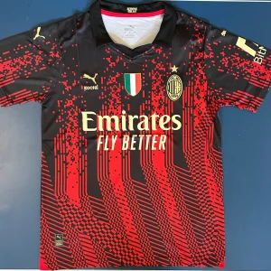 AC Milan Fotbollströja  - Helt ny AC Milan Fotbollströja. Finns i storlek S och M