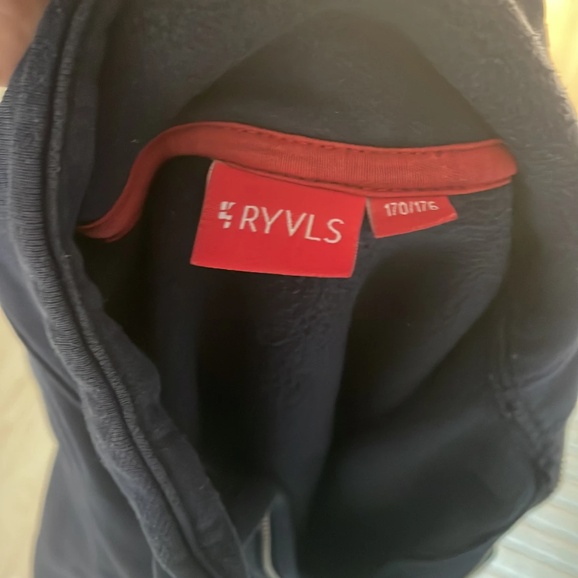Mörkblå half zip tröja från RYVLS - 2