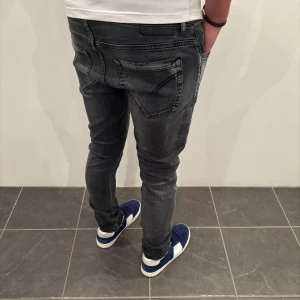 Dondup Jeans George  - Dondup Jeans George! Trendigaste jeansen på marknaden.  Skick= 10/10 (helt nya)  Ny pris= 4000 kr Säljs för= 1299 kr (Modellen har original slitningar från fabrik vilket är väldigt eftertraktat och populärt)