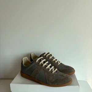 Maison margiela gats - Maison Margiela gats i olive grön färg, riktigt unika och fräscha skor perfekta till sommaren. Klassisk siluett med retrovibbar och diskreta detaljer. Tveka inte på att höra av dig för fler bilder eller liknande!🙌