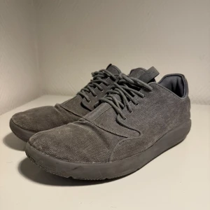 Gråa Nike jordans - Säljer ett par Nike Jordans med storleken 44 EUR, dom har inga hål eller stora problem mycket bra och funkar som det ska! Jag har tyvärr inte original förpackning eller kvittot  Använder aldrig dom så funderade på att sälja dom om du är intresserad hör gärna av och priset kan diskuteras.