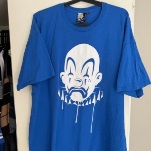 Joker brand drippin T-shirts  - Säljer två feta t-shirts från joker brand , en i klarblått och en i rött. Båda har en stor vit clown-illustration framtill och är gjorda i mjuk bomull. Klassisk passform med rund hals och korta ärmar. Perfekt för dig som gillar streetwear med attityd.