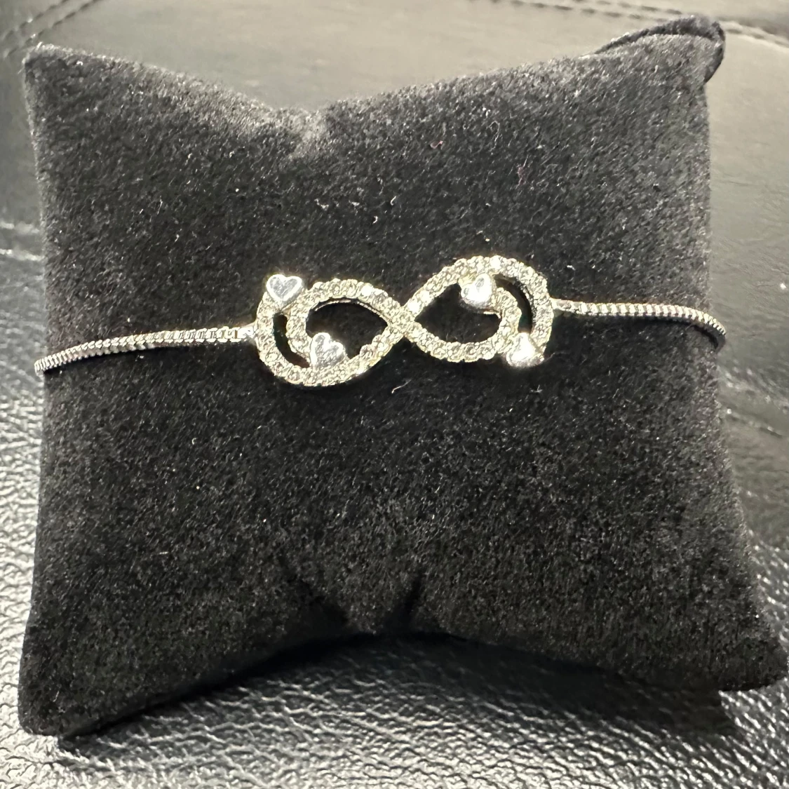 Vintagearmband med evighetssymbol i strass och hjärtan - 80-tal - Retro - Från farmors smyckesskrin - 3