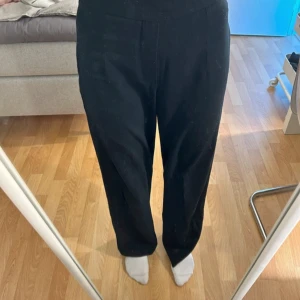 Svarta kostymbyxor från Bik Bok - Svarta finbyxor från bikbok, med en dragkedja på sidan, inga skador alls!🩷storlek 34