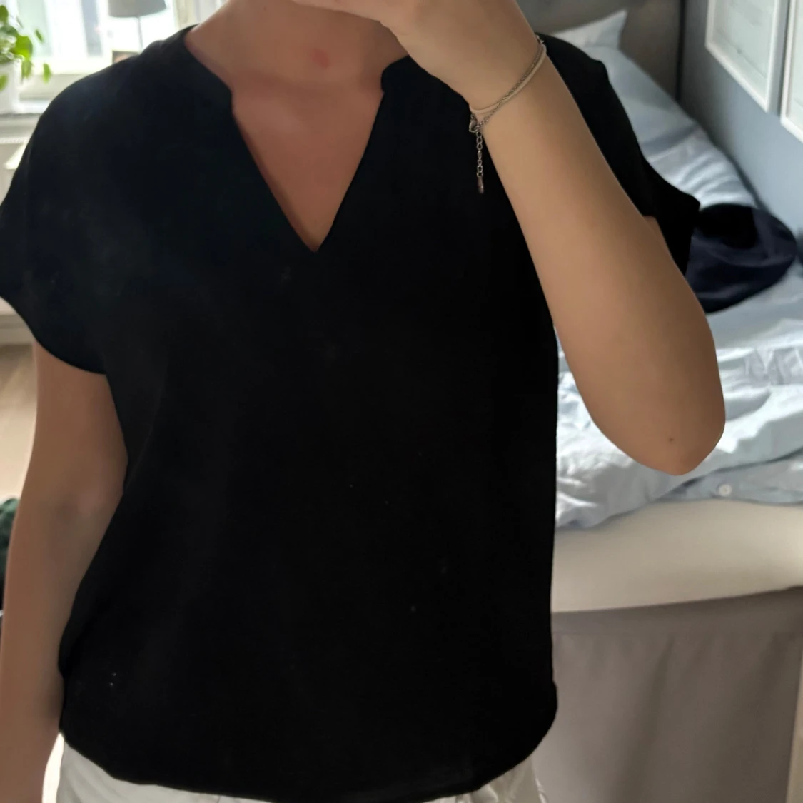 Svart v-ringad blus - 1