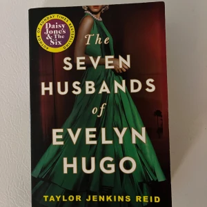The Seven Husbands of Evelyn Hugo - En fängslande roman om Hollywood-ikonen Evelyn Hugo, hennes glamorösa och skandalösa liv, oväntad vänskap och förbjuden kärlek. Perfekt för dig som gillar drama, kändisskap och starka karaktärer. En berättelse om ambition, kärlek och hemligheter. Inga defekter eller tecken på användning. 