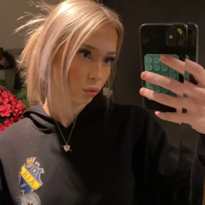 Halsband med silverfärgat hjärta - Säljer ett snyggt halsband med ett silverfärgat hjärta som har en pil genom sig. Kedjan är tunn och smidig, perfekt för att ge din outfit lite extra edge. Passar dig som gillar stilrena men ändå coola detaljer.