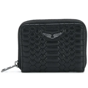 Zadig & VoltaireZV Mini plånbok i matelassé - Jättefin Zadig plånbok som är äkta! Den är svart med matemasse läder. Använd fåtal gånger med fått ett litet slitage på höger hörna på framsidan. Men annars i fint skick! Nypris: 1400kr