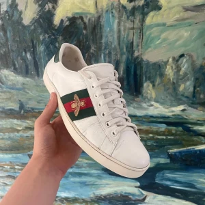 Gucci Ace bee sneakers - Säljer nu mina Gucci Ace Bee sneakers👟                                                              Storlek: 44, Skick: 8/10, Nypris: 9 250kr, Mitt pris: 1899kr, Äktighetsbevis medföljer, Skriv vid minsta fråga, Inget pris är hugget i sten, Fraktar alltid inom 48h efter köp📦