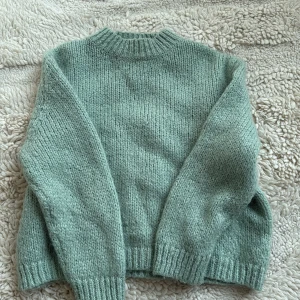 Mintgrön stickad tröja från Zara - Supermysig mintgrön stickad tröja från Zara med ribbad halsringning och muddar. Säljer på grund av att den aldrig används 