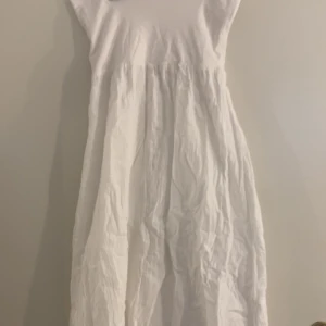 Vit långkjol  - Vit långkjol som går att vika ner så som med yoga pants