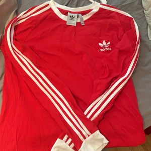 Röd Adidas långärmad-tshirt - Säljer en röd långärmad Adidas-Tshirt