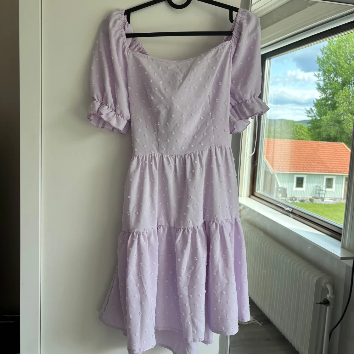 Ljuslila kortklänning med puffärm