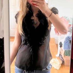 Svart volangblus från Saint Tropez XS - Jättesöt blus från saint tropez💗 skriv om ni har fler frågor och pris är diskuterbart 