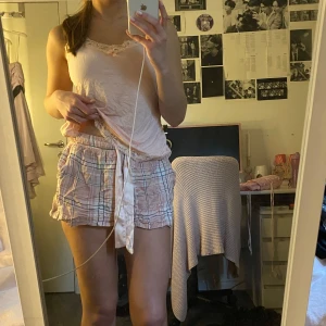 Pyjamas set - Säljer ett pyjamas set, ett par söta rosa pyjamasshorts + ett matchande rosa linne