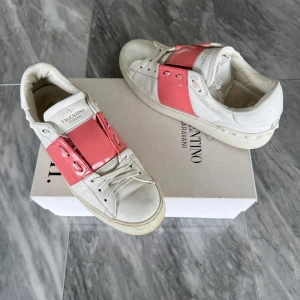 Valentino skor  - Valentino Open - Skick: Fint skick - Storlek: 38 - Tillbehör: Två Valentino dustbags - Nypris: 6000kr - TrendWardrobe